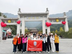 風(fēng)雨同舟攀金頂，
